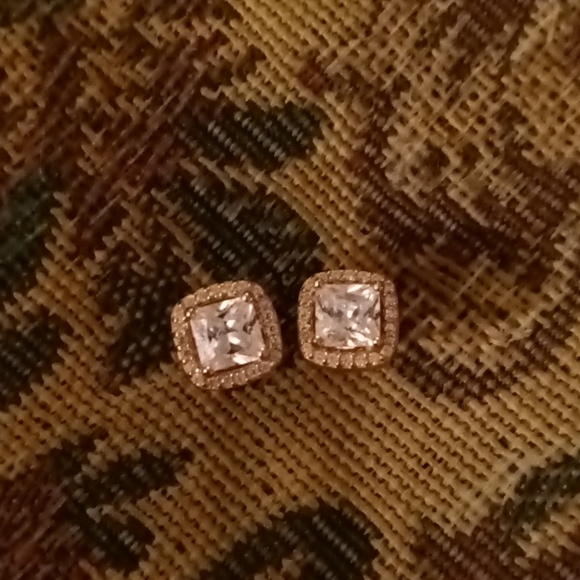 Rose gold stud earrings cubic zirconia - Picture 2 of 2